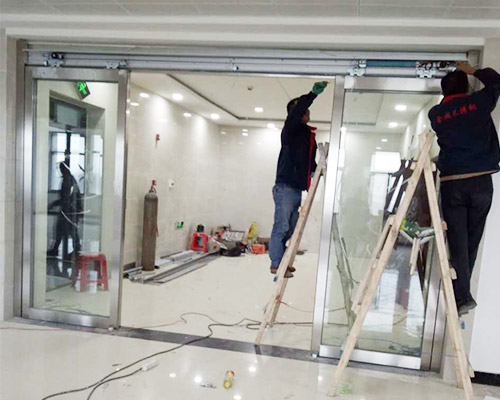玻璃感应门施工中
