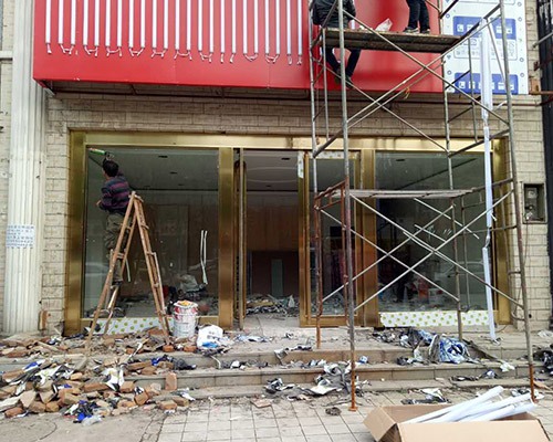 仿铜玻璃地簧门